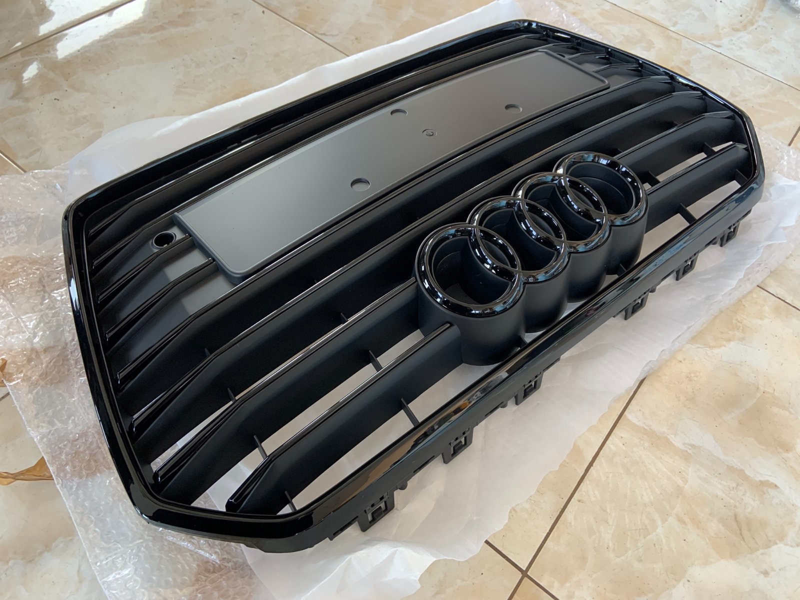 Audi A6 C7.5 Centrinės grotelės