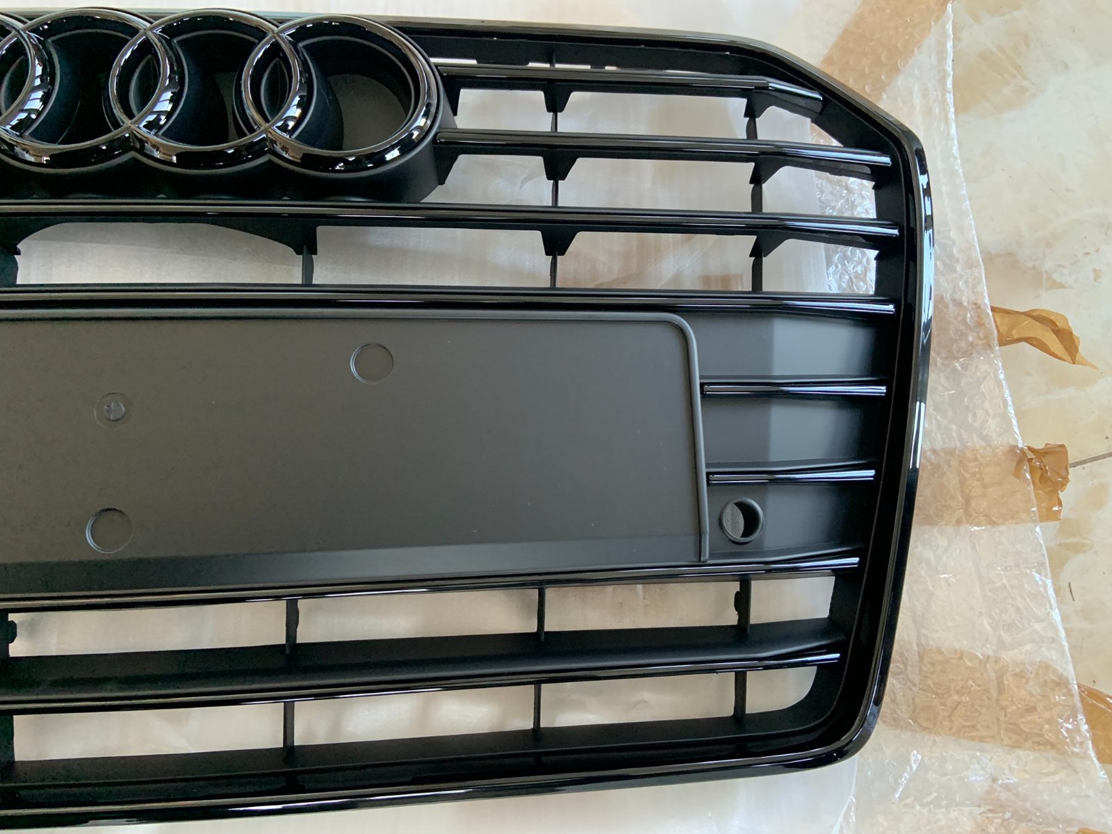 Audi A6 C7.5 Centrinės grotelės