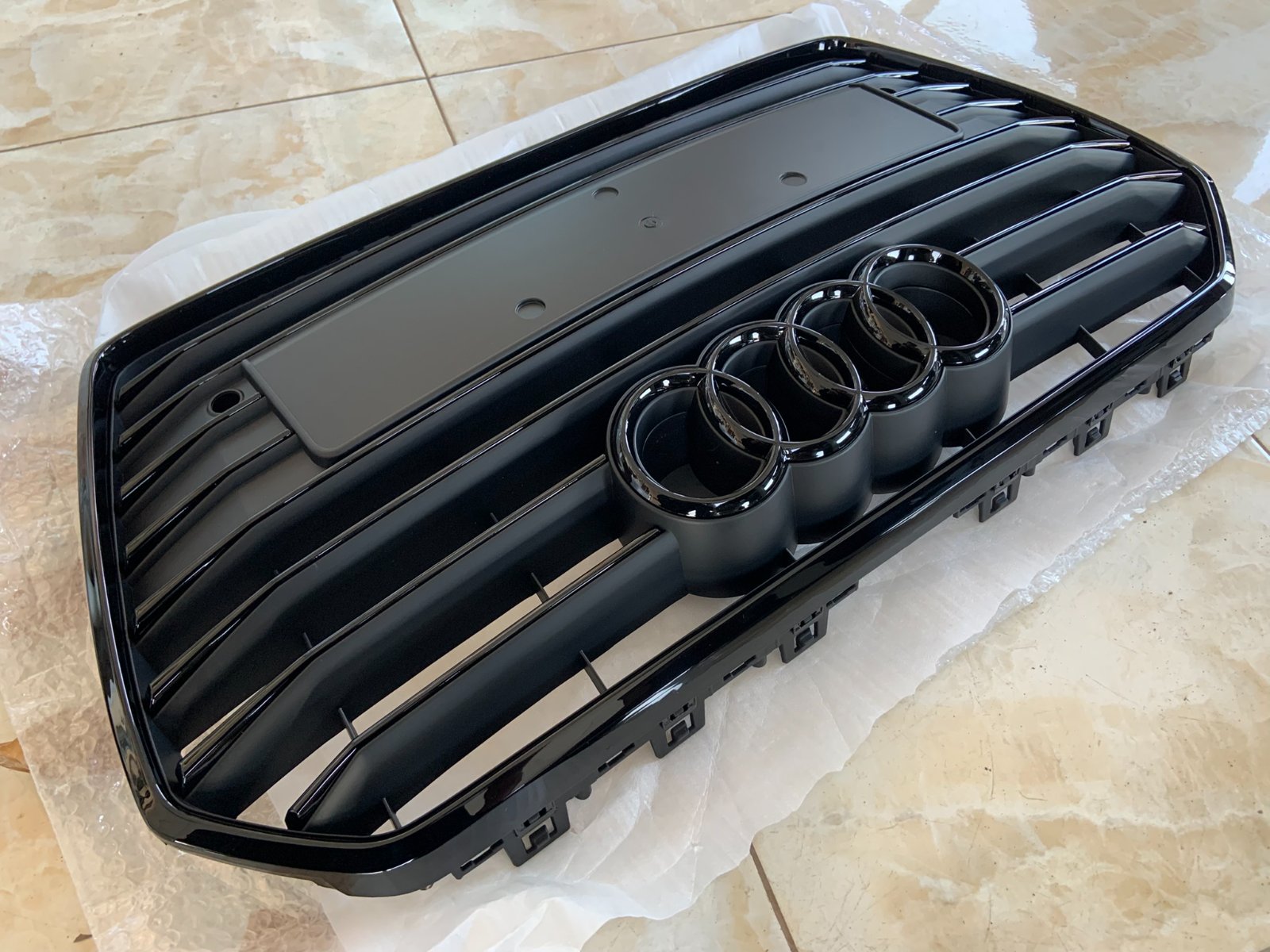 Audi A6 C7.5 Centrinės grotelės