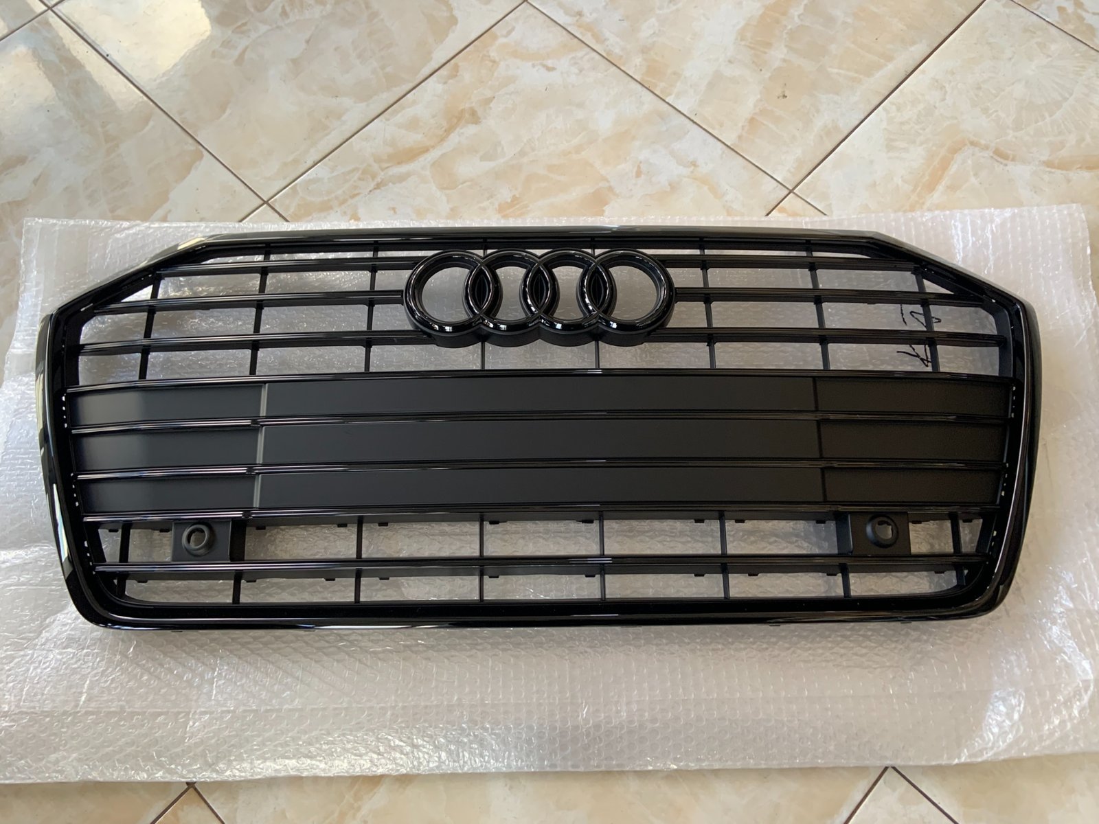 Audi A6 C8 Centrinės grotelės