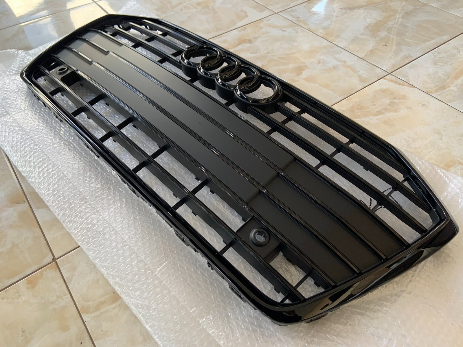 Audi A6 C8 Centrinės grotelės