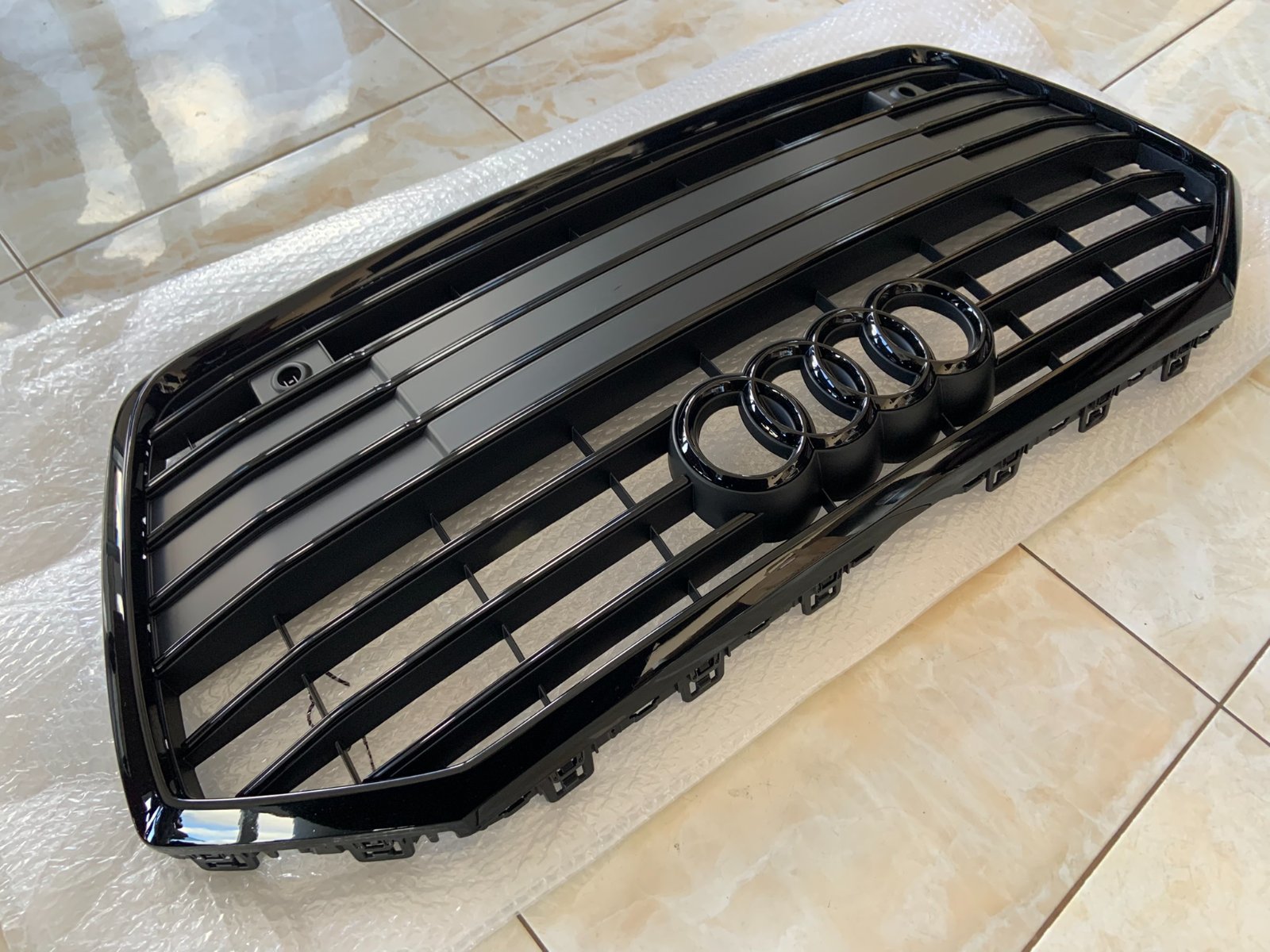 Audi A6 C8 Centrinės grotelės