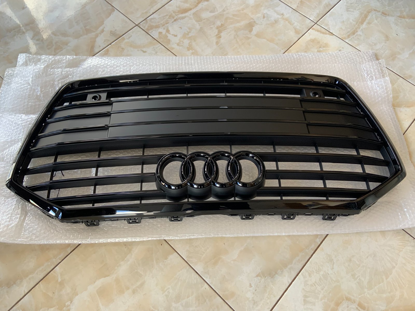 Audi A6 C8 Centrinės grotelės