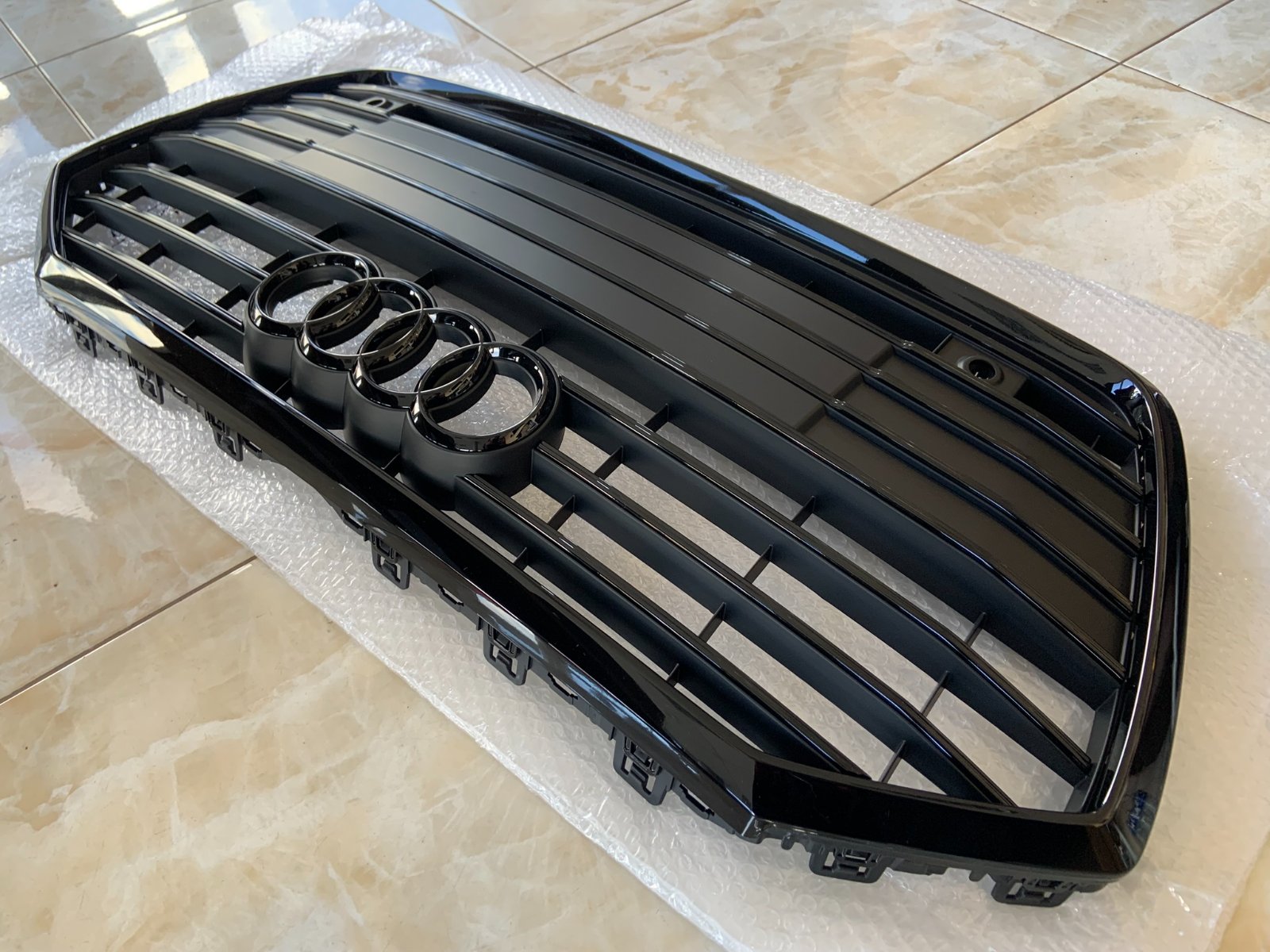 Audi A6 C8 Centrinės grotelės