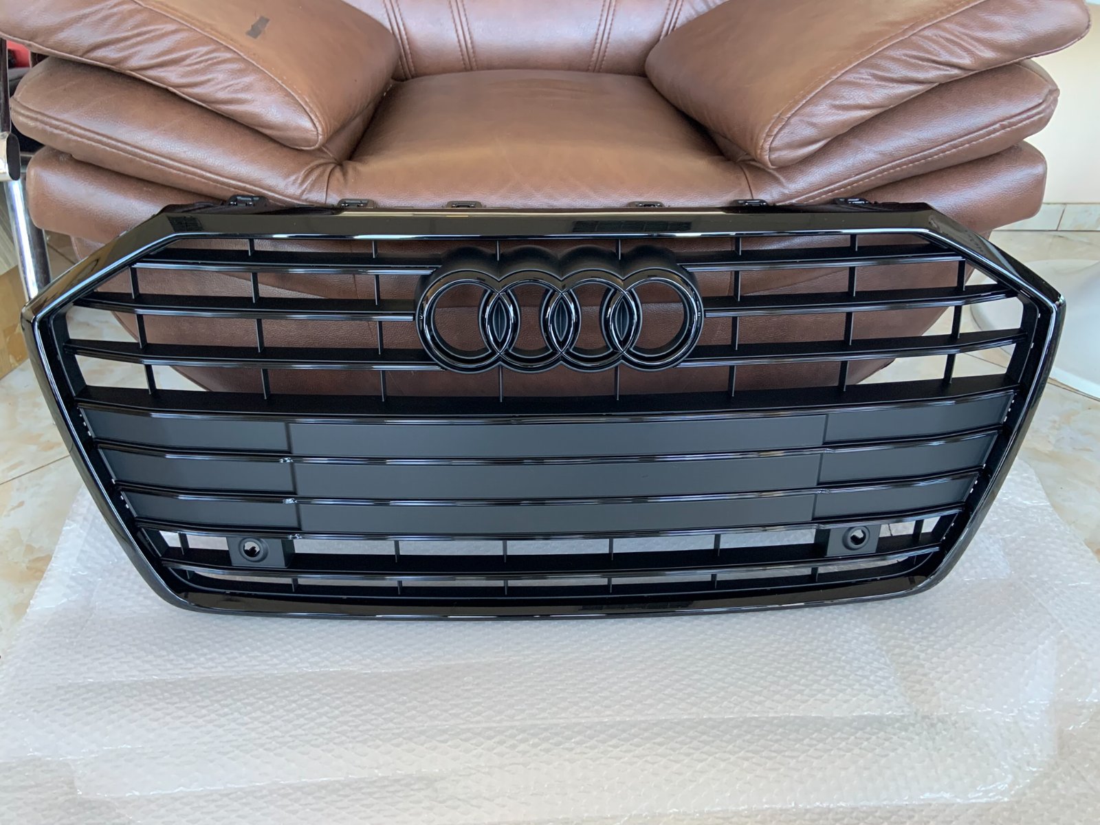 Audi A6 C8 Centrinės grotelės