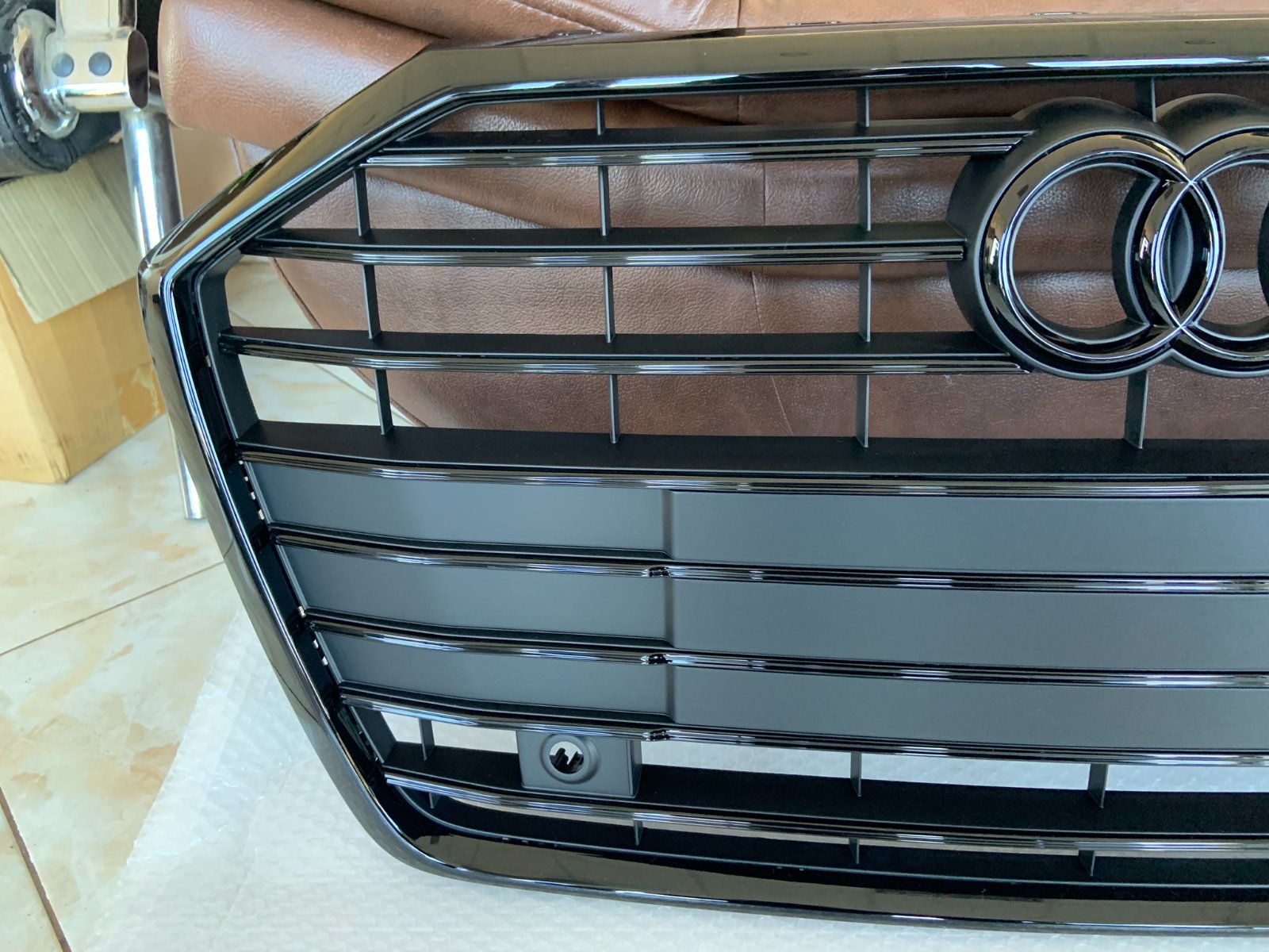Audi A6 C8 Centrinės grotelės