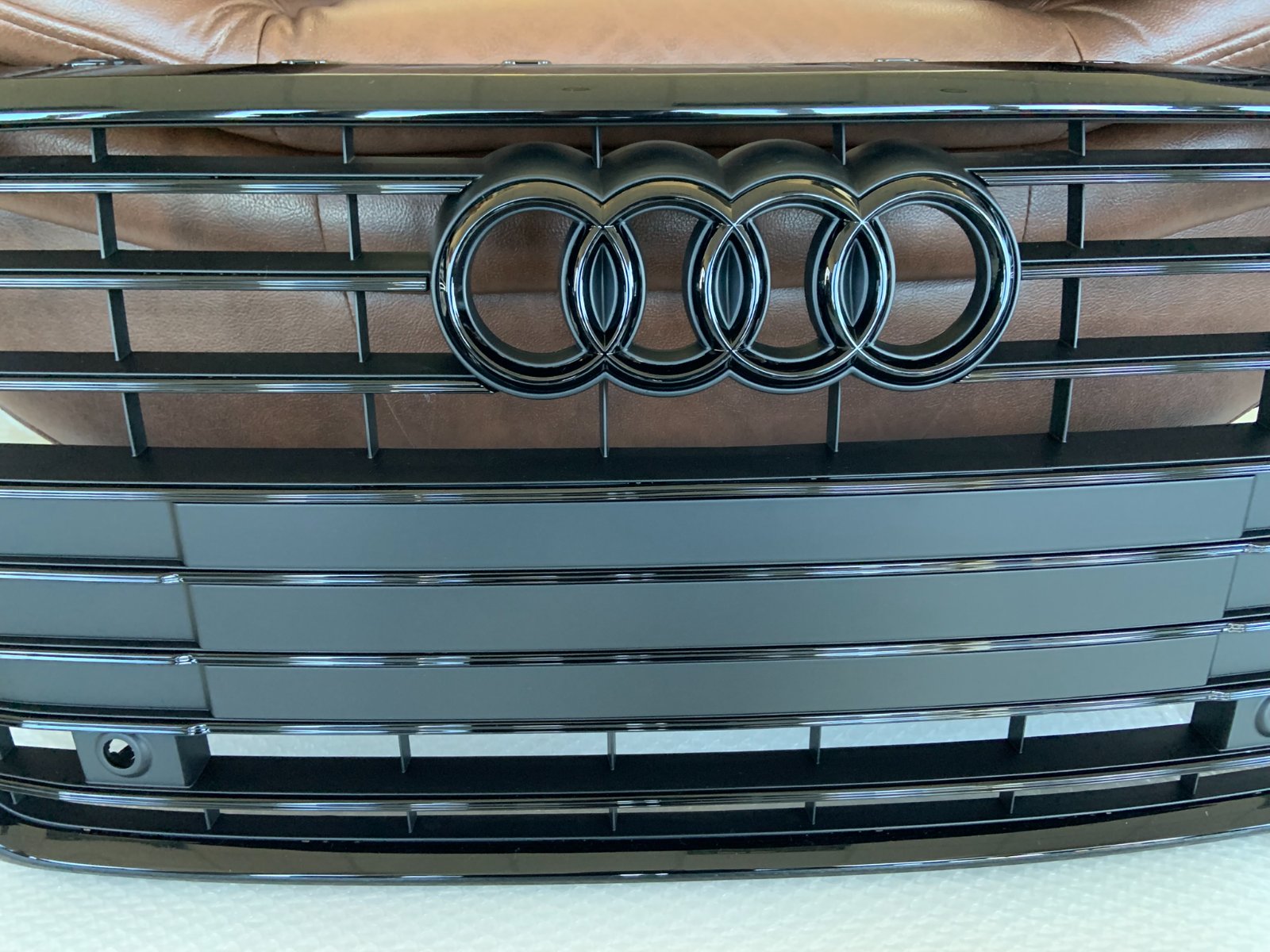 Audi A6 C8 Centrinės grotelės