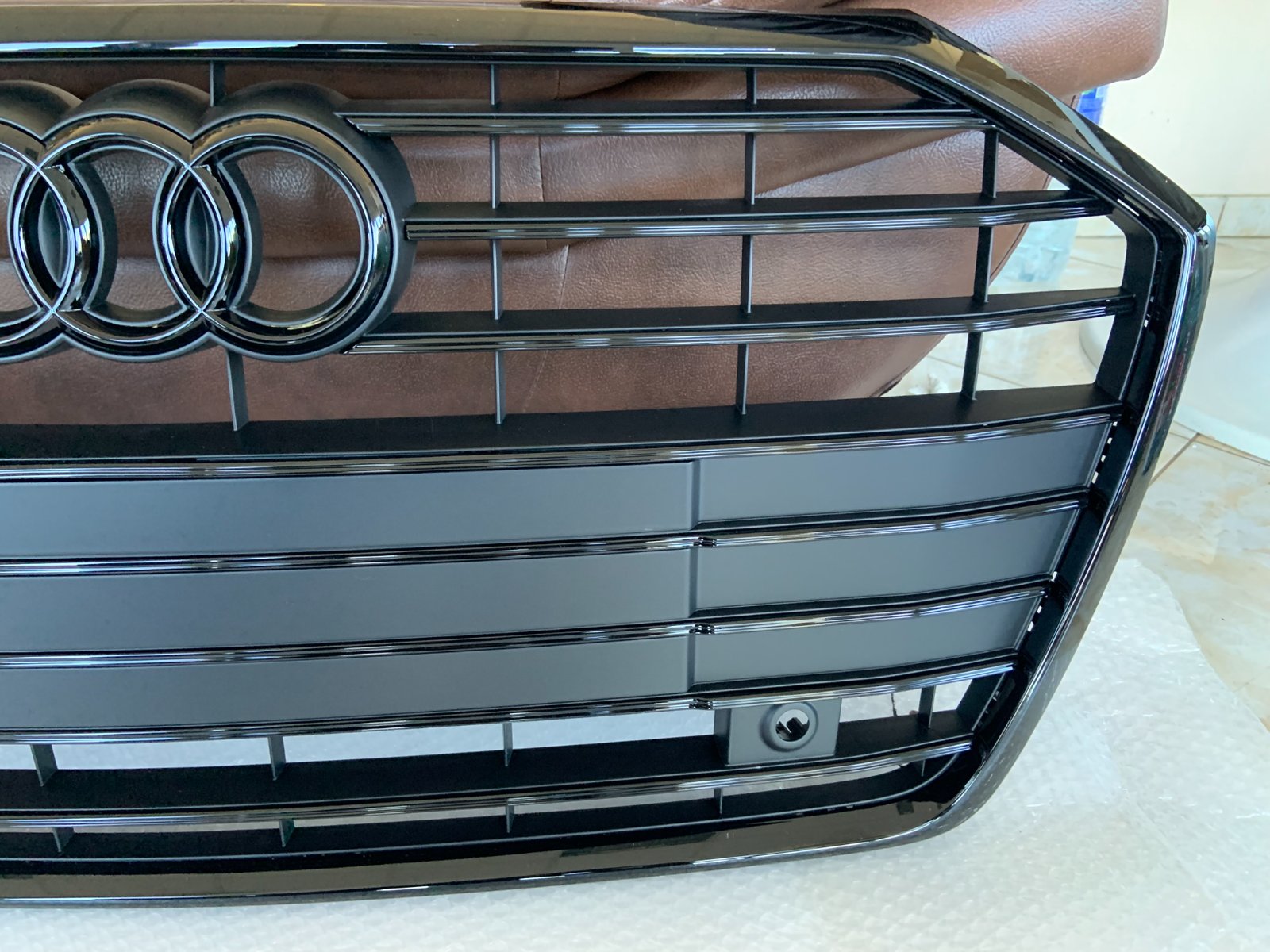 Audi A6 C8 Centrinės grotelės