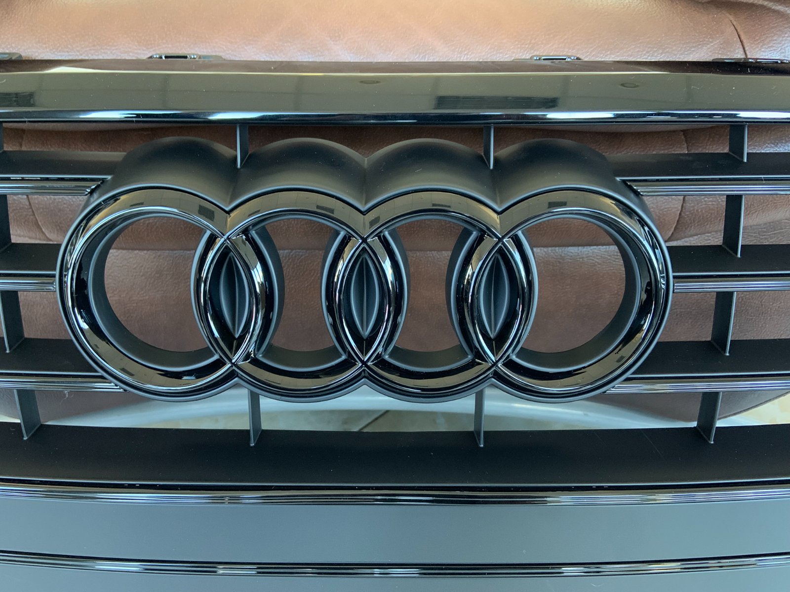 Audi A6 C8 Centrinės grotelės