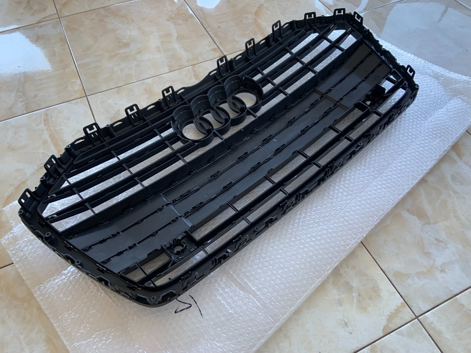 Audi A6 C8 Centrinės grotelės