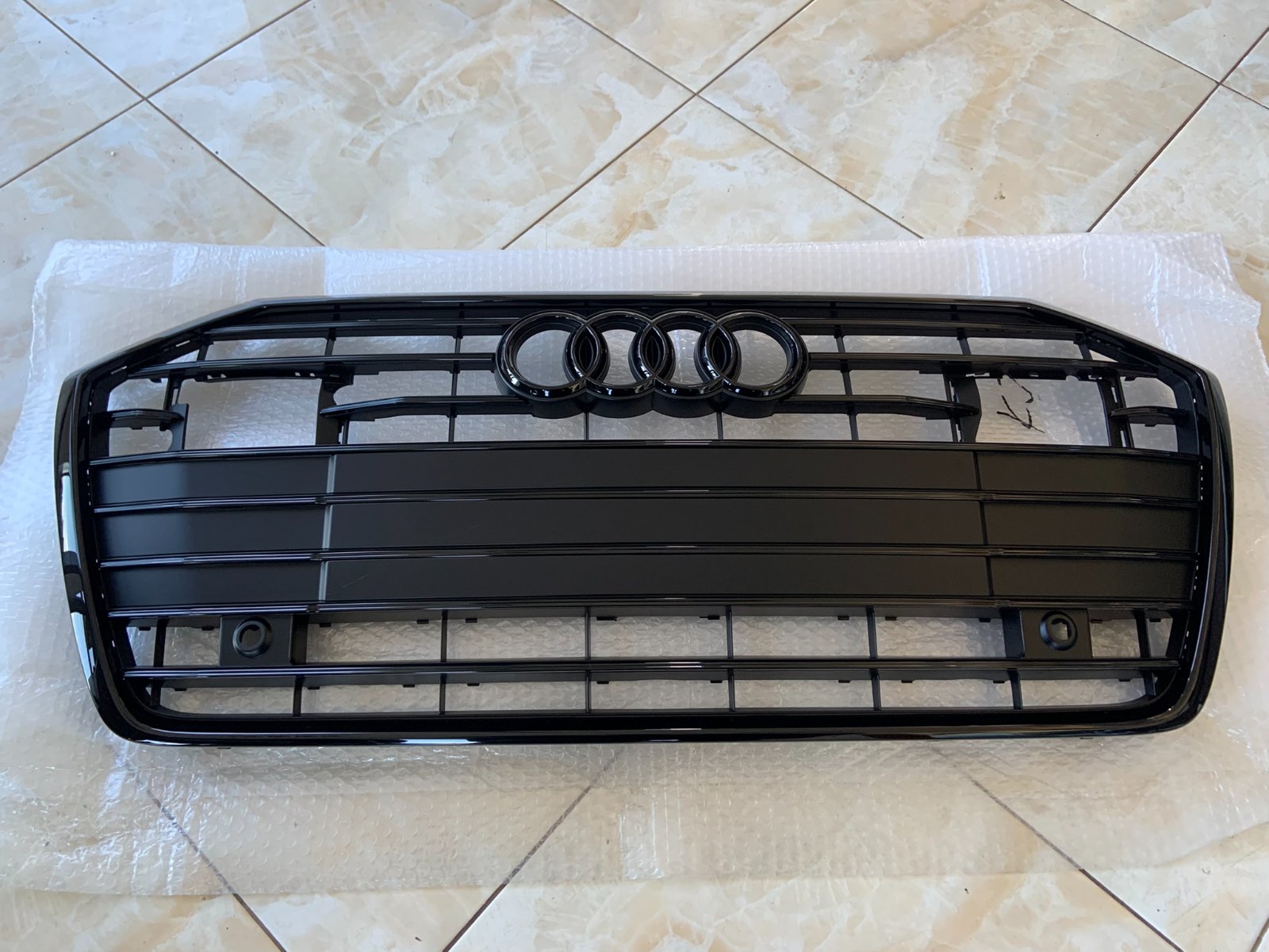 Audi A6 C8 Centrinės grotelės