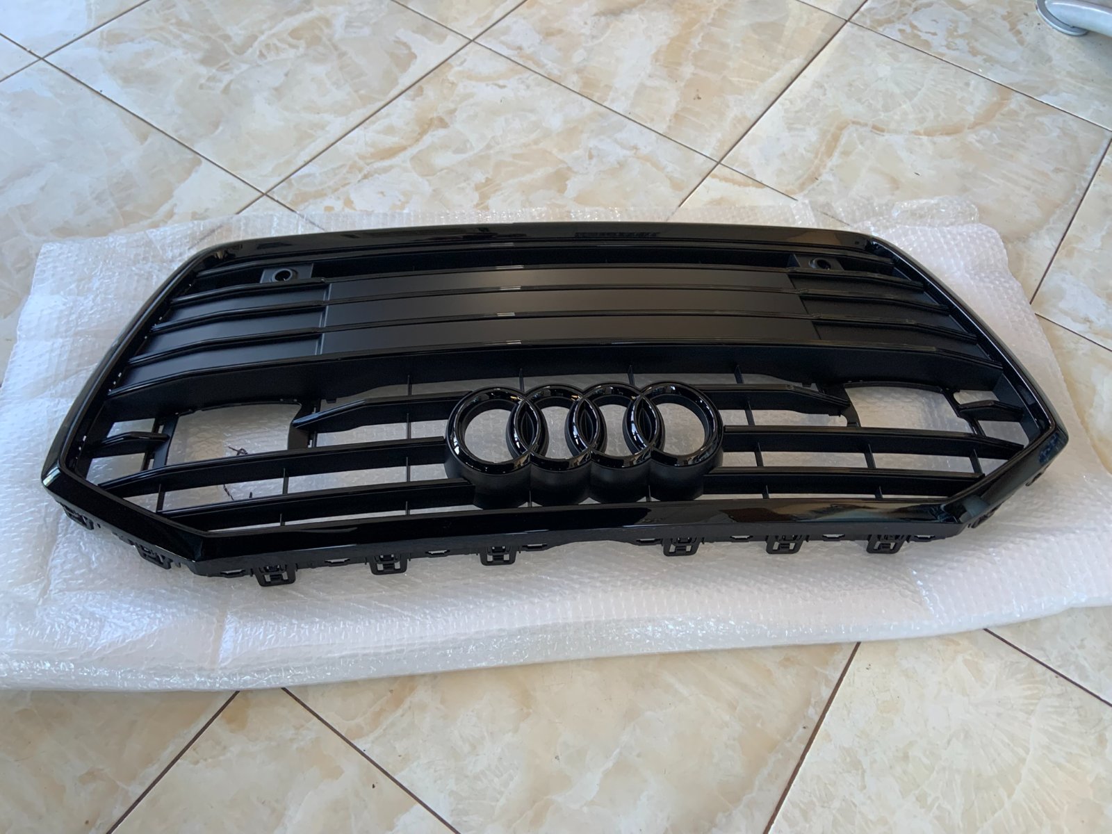 Audi A6 C8 Centrinės grotelės