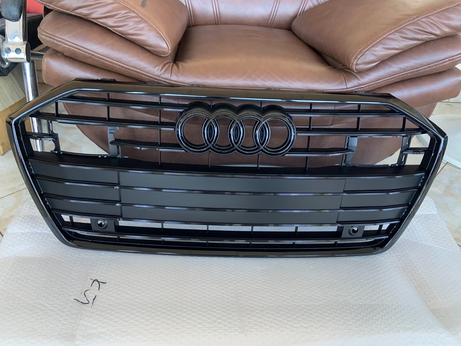 Audi A6 C8 Centrinės grotelės
