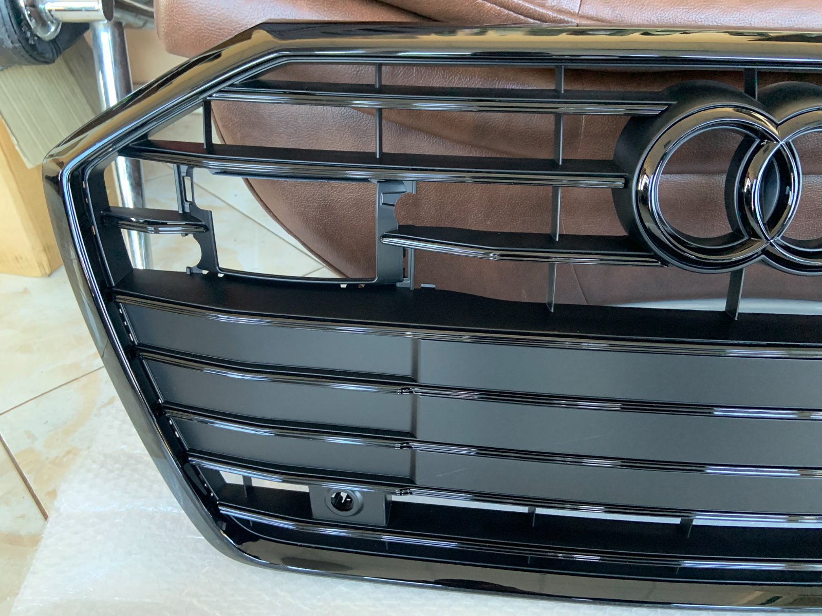Audi A6 C8 Centrinės grotelės