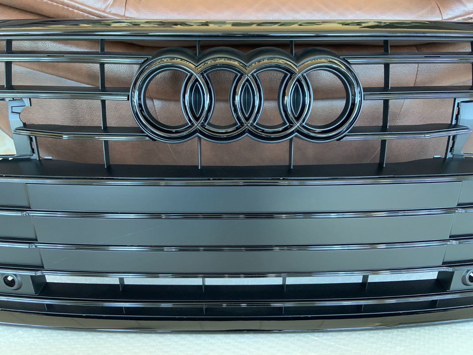 Audi A6 C8 Centrinės grotelės