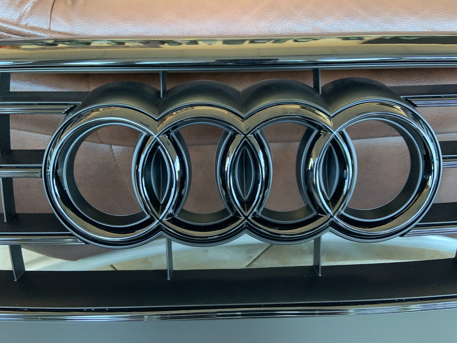 Audi A6 C8 Centrinės grotelės