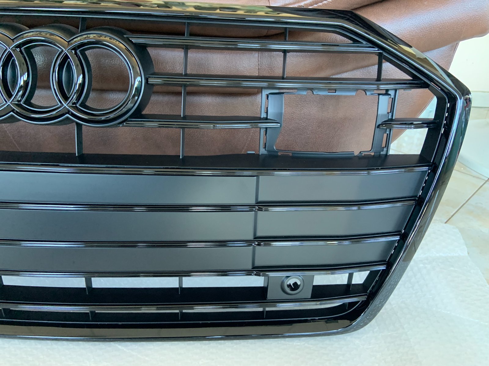 Audi A6 C8 Centrinės grotelės