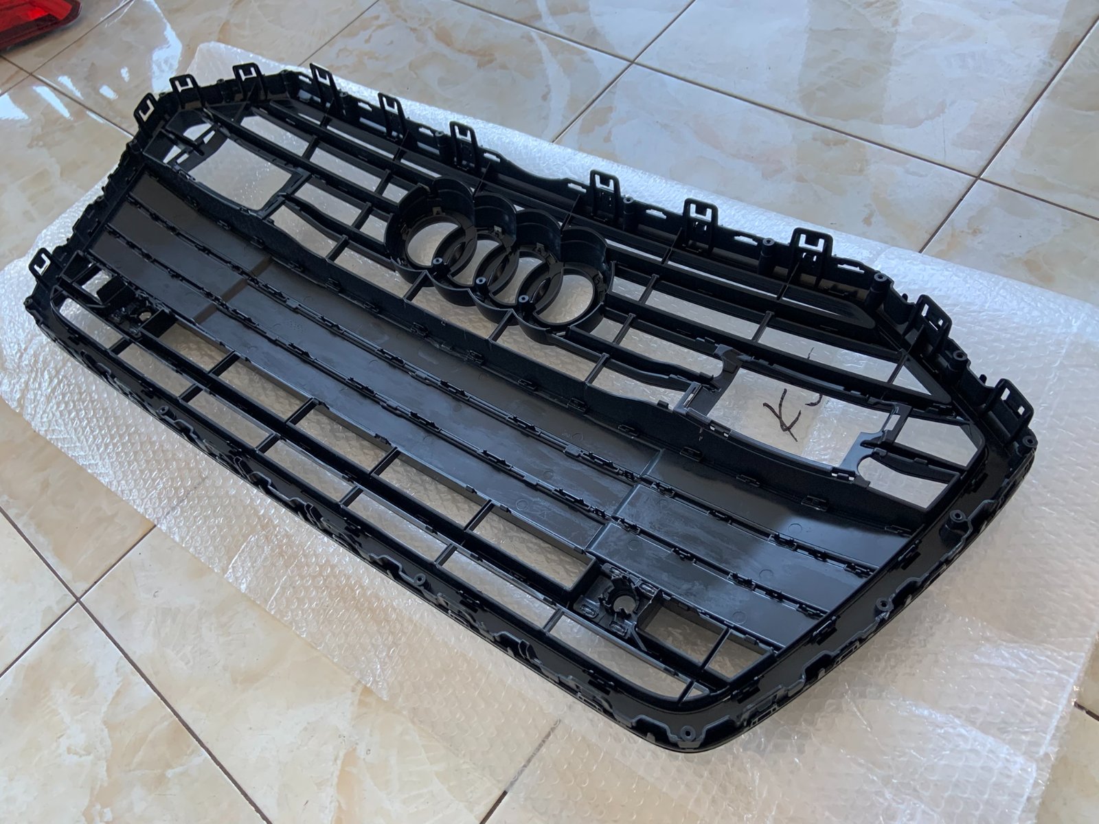 Audi A6 C8 Centrinės grotelės