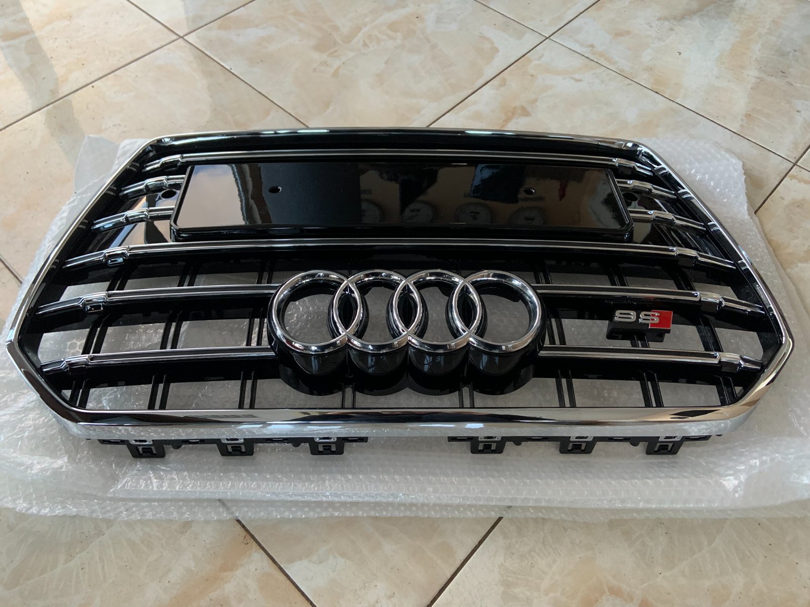 Audi A6 S6 C7.5 Centrinės grotelės