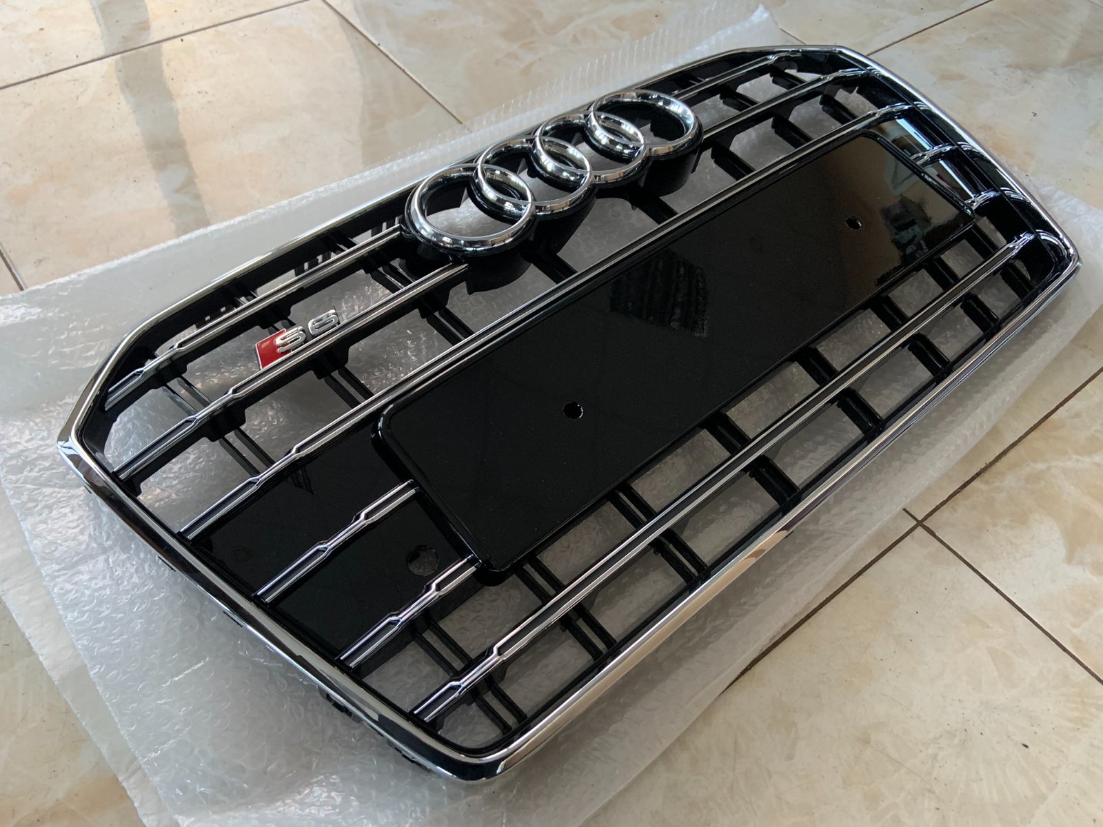 Audi A6 S6 C7.5 Centrinės grotelės