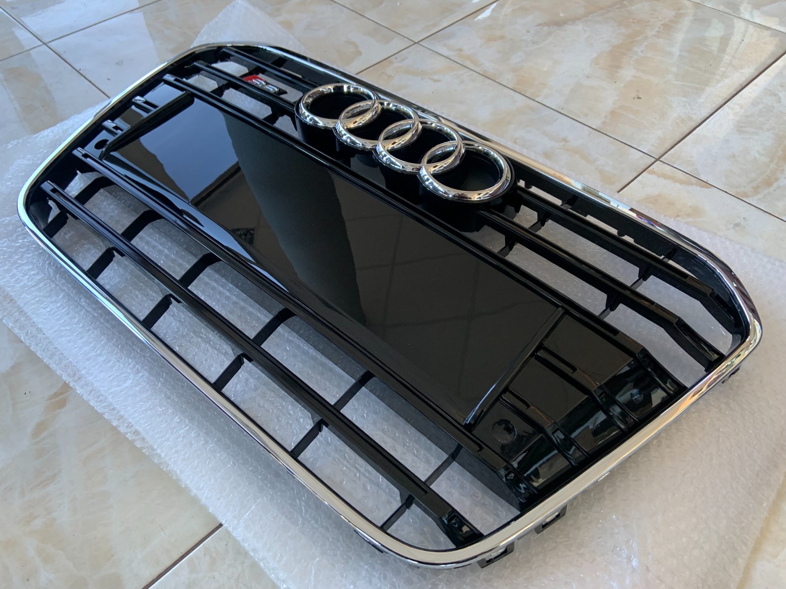 Audi A6 S6 C7 Centrinės grotelės