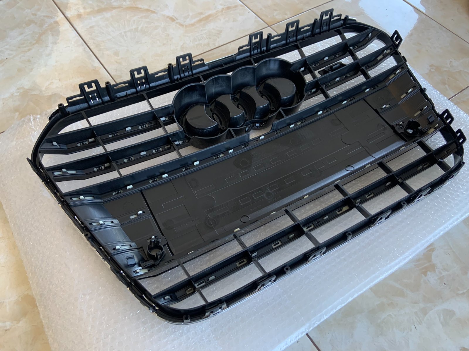 Audi A6 S6 C7 Centrinės grotelės