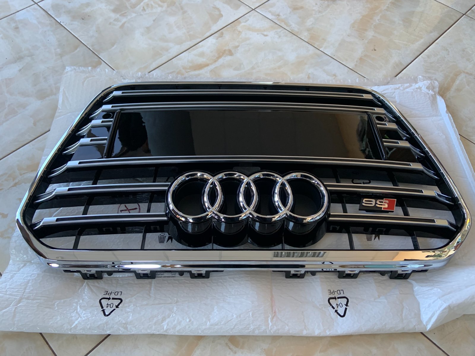 Audi A6 S6 C7 Centrinės grotelės