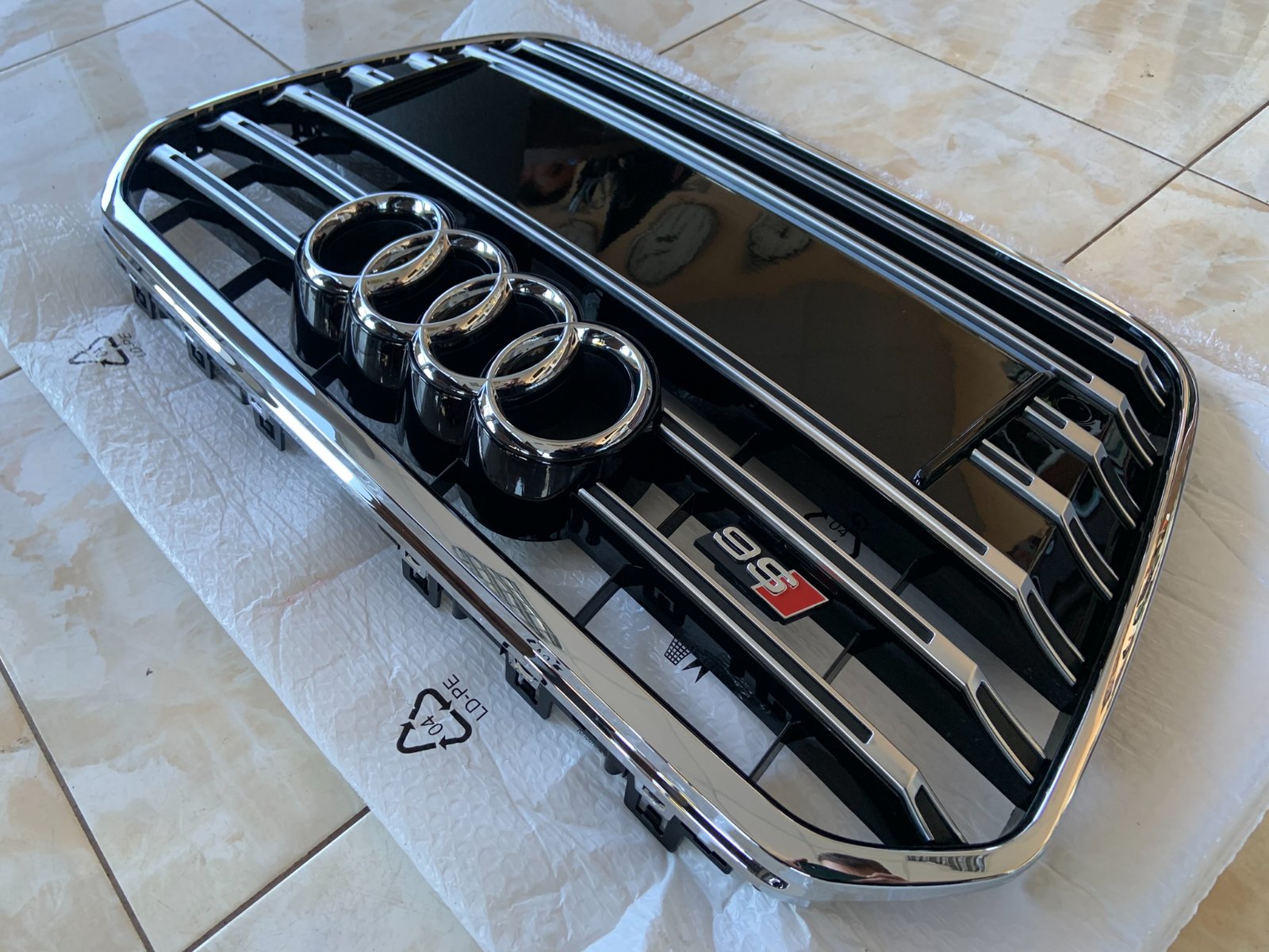 Audi A6 S6 C7 Centrinės grotelės