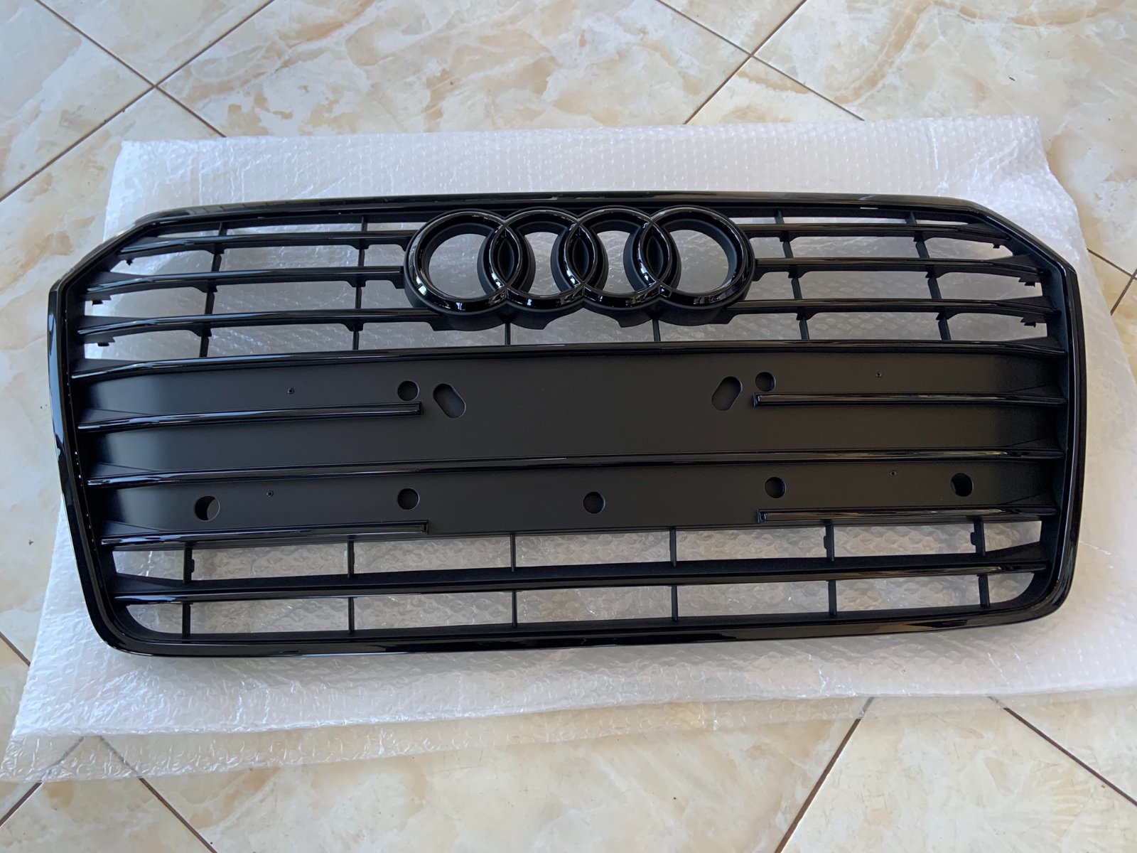 Audi A7 C7.5 Centrinės grotelės