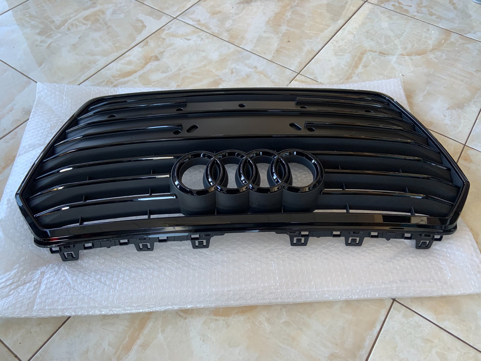 Audi A7 C7.5 Centrinės grotelės