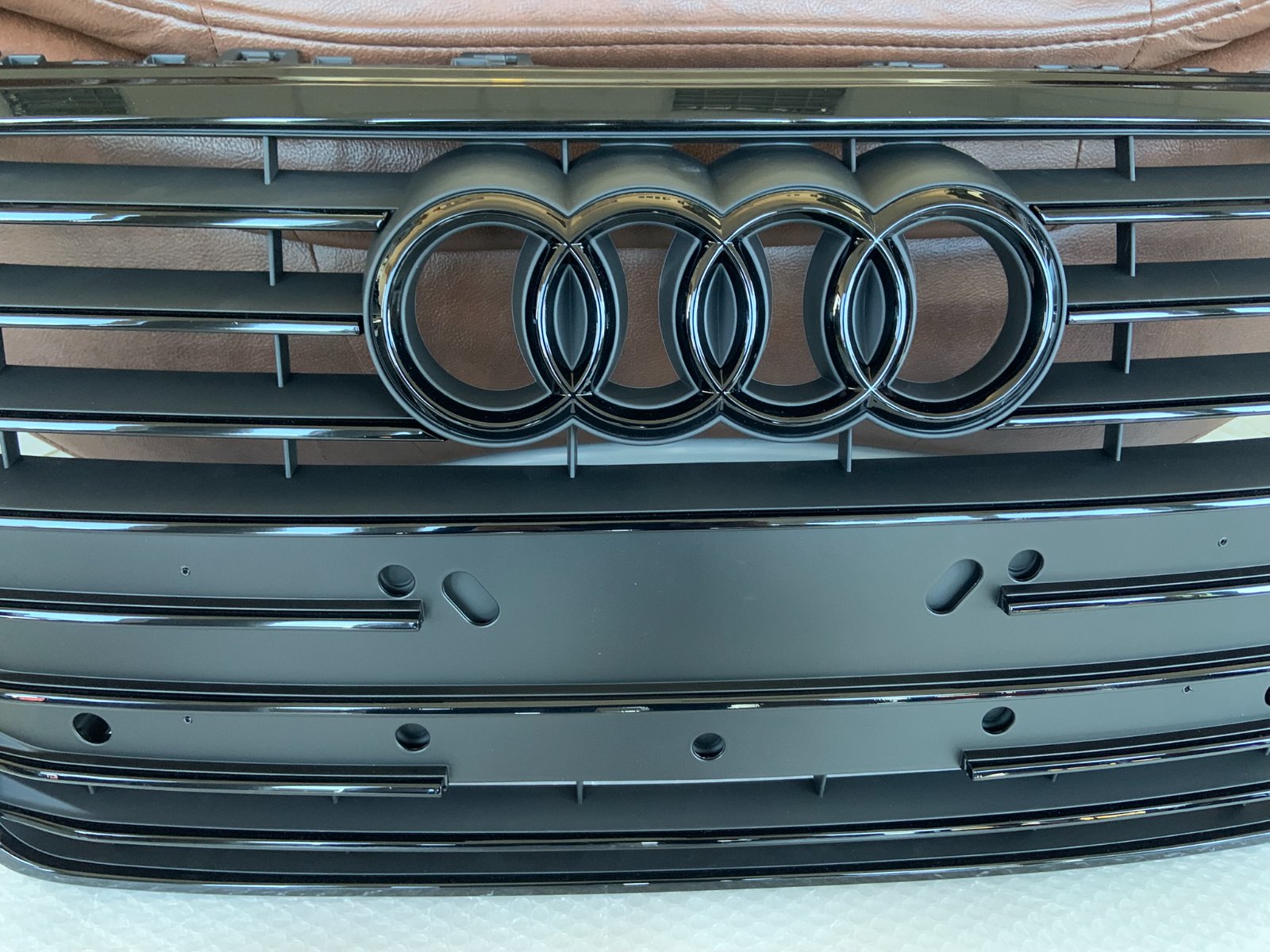 Audi A7 C7.5 Centrinės grotelės