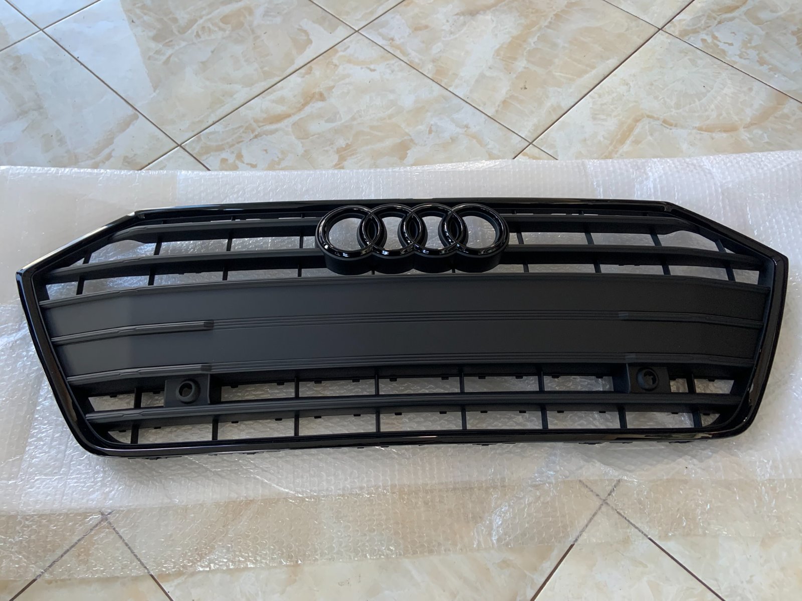 Audi A7 C8 Centrinės grotelės