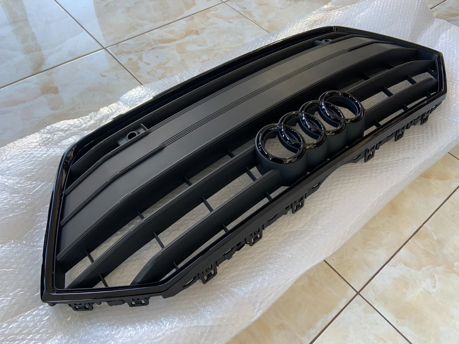 Audi A7 C8 Centrinės grotelės