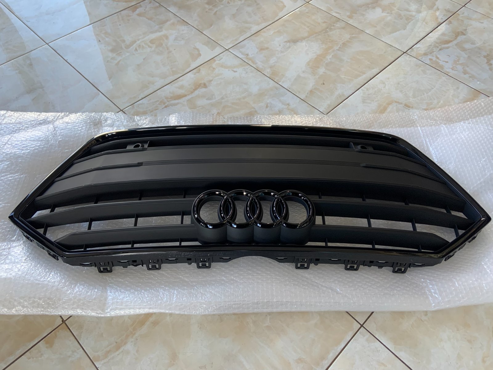 Audi A7 C8 Centrinės grotelės