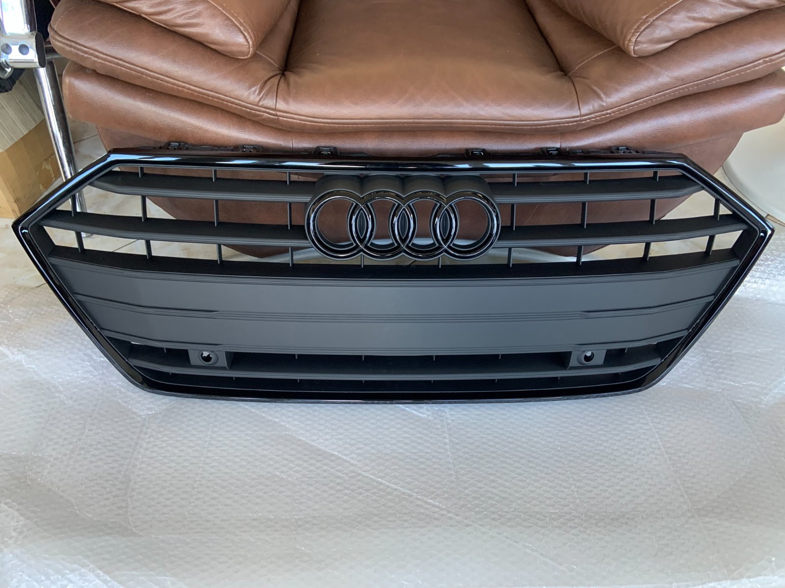 Audi A7 C8 Centrinės grotelės