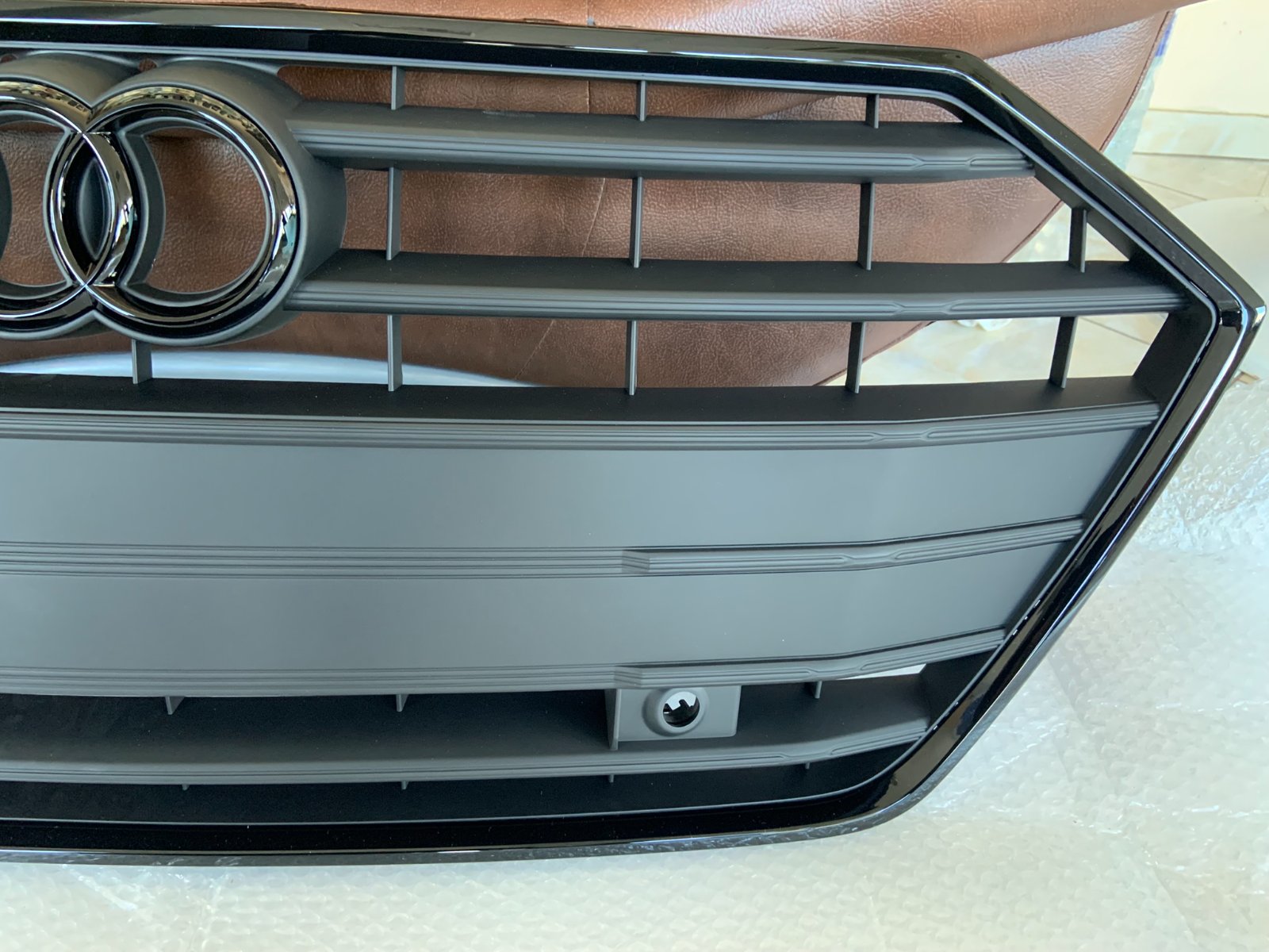 Audi A7 C8 Centrinės grotelės