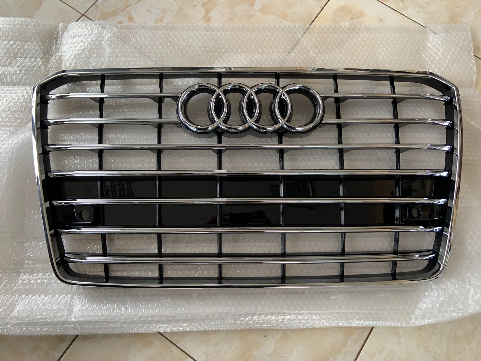 Audi A8 D4.5 Centrinės grotelės