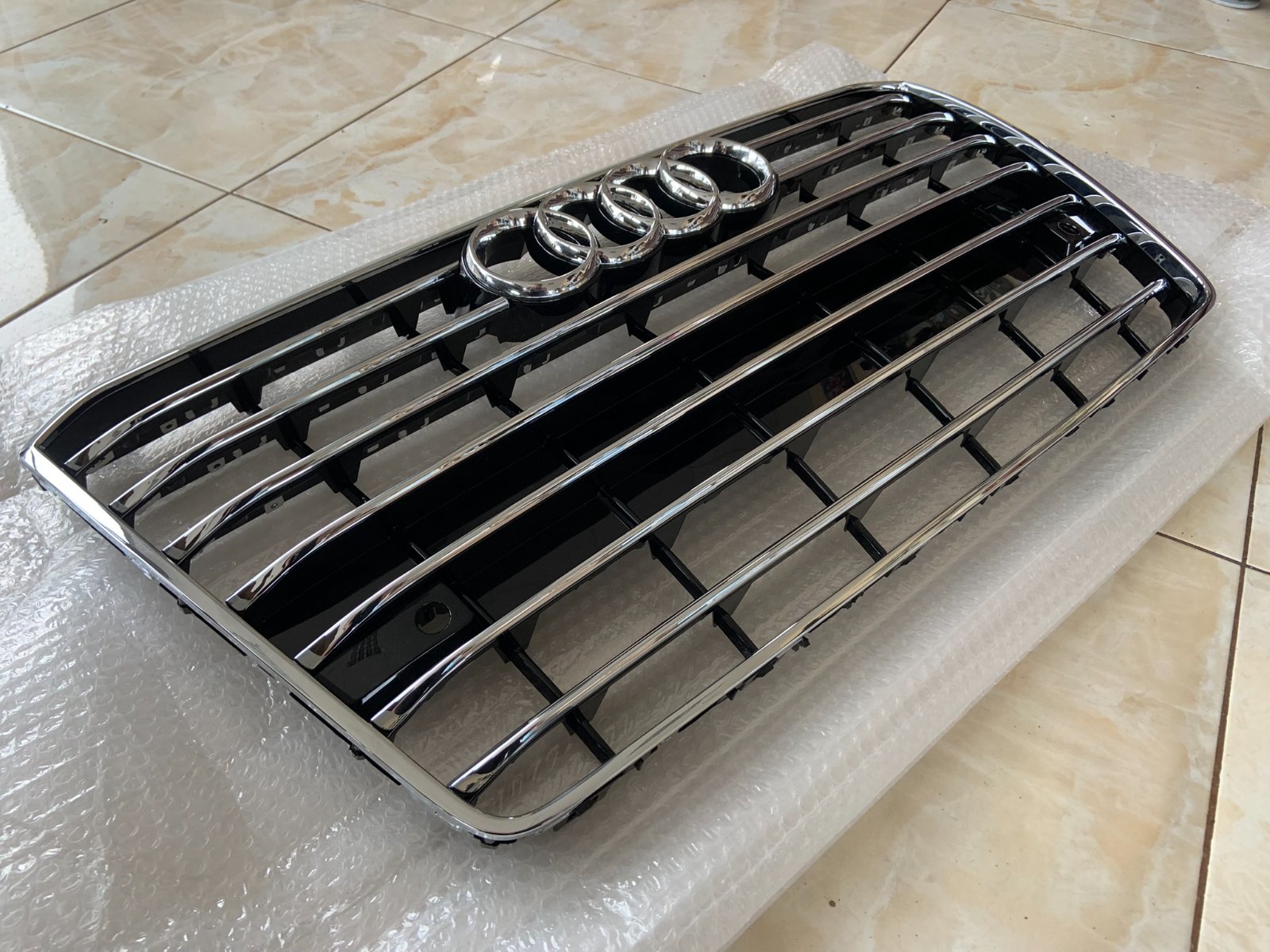 Audi A8 D4.5 Centrinės grotelės
