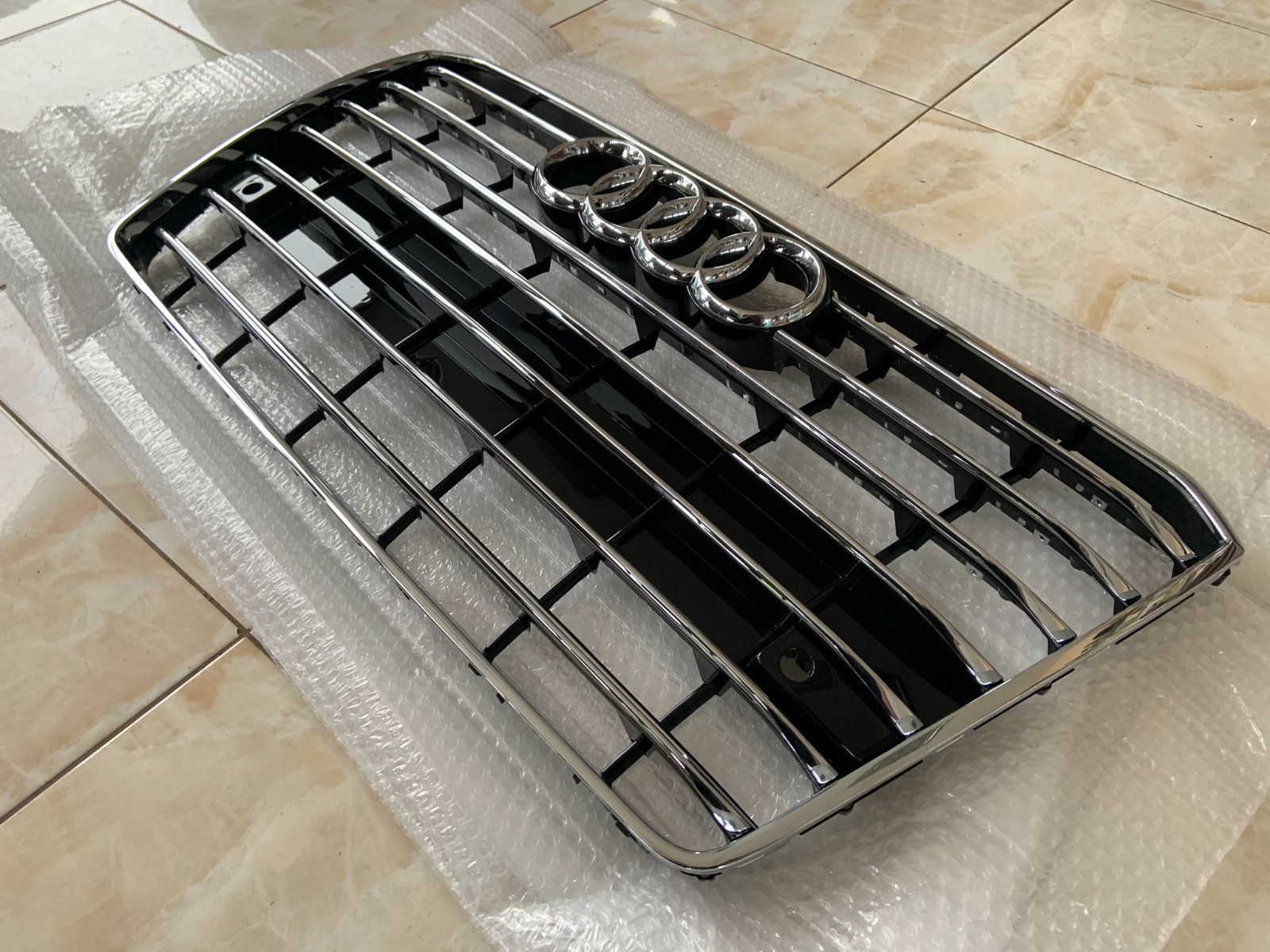 Audi A8 D4.5 Centrinės grotelės