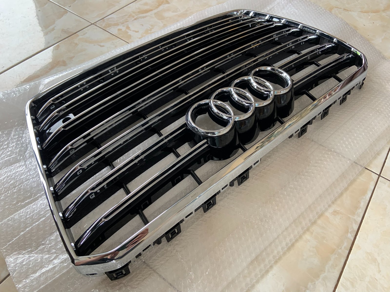 Audi A8 D4.5 Centrinės grotelės