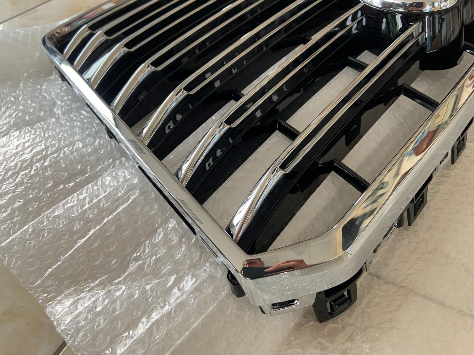 Audi A8 D4.5 Centrinės grotelės