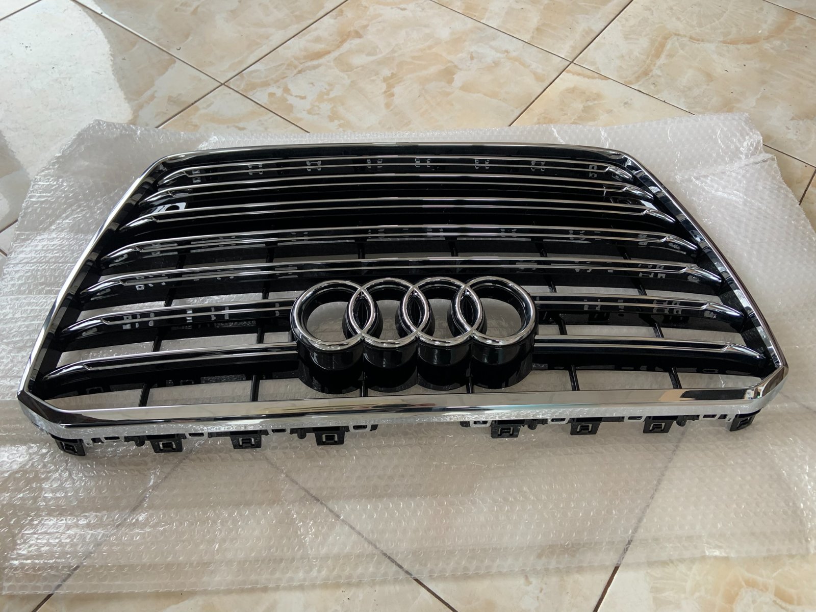 Audi A8 D4.5 Centrinės grotelės