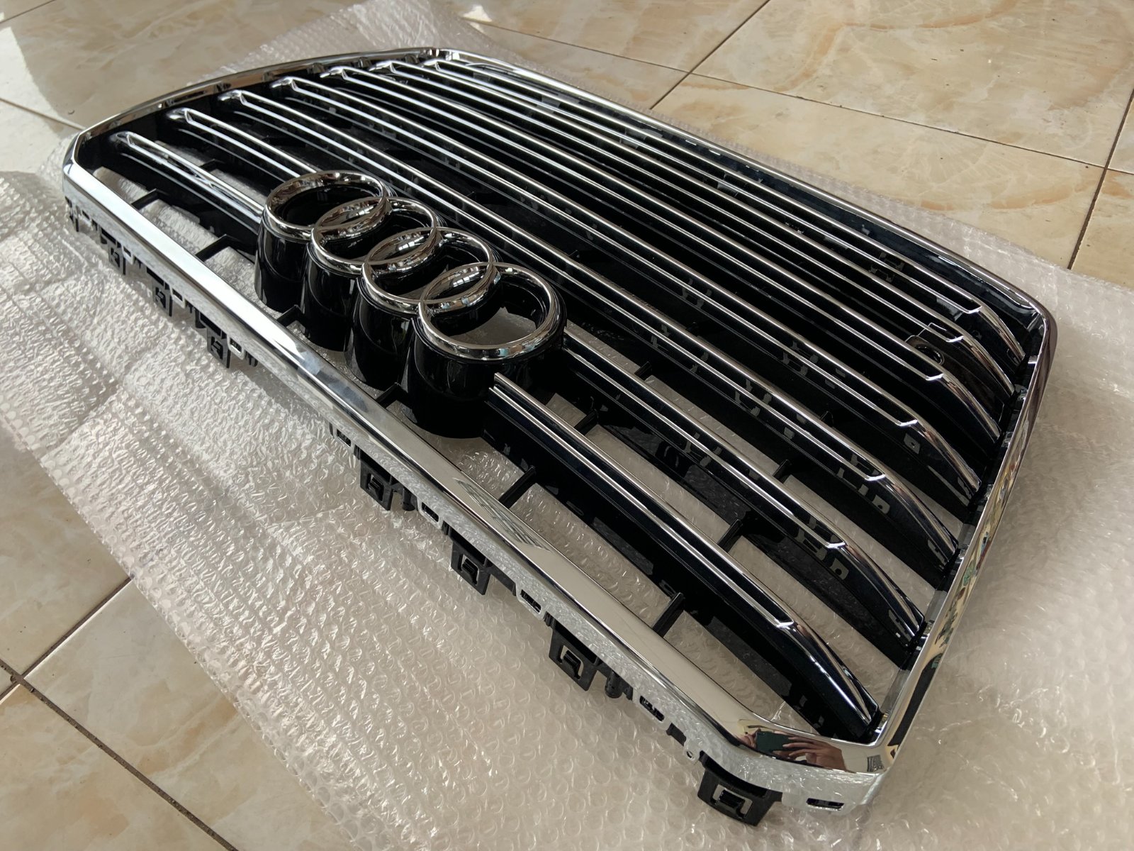 Audi A8 D4.5 Centrinės grotelės