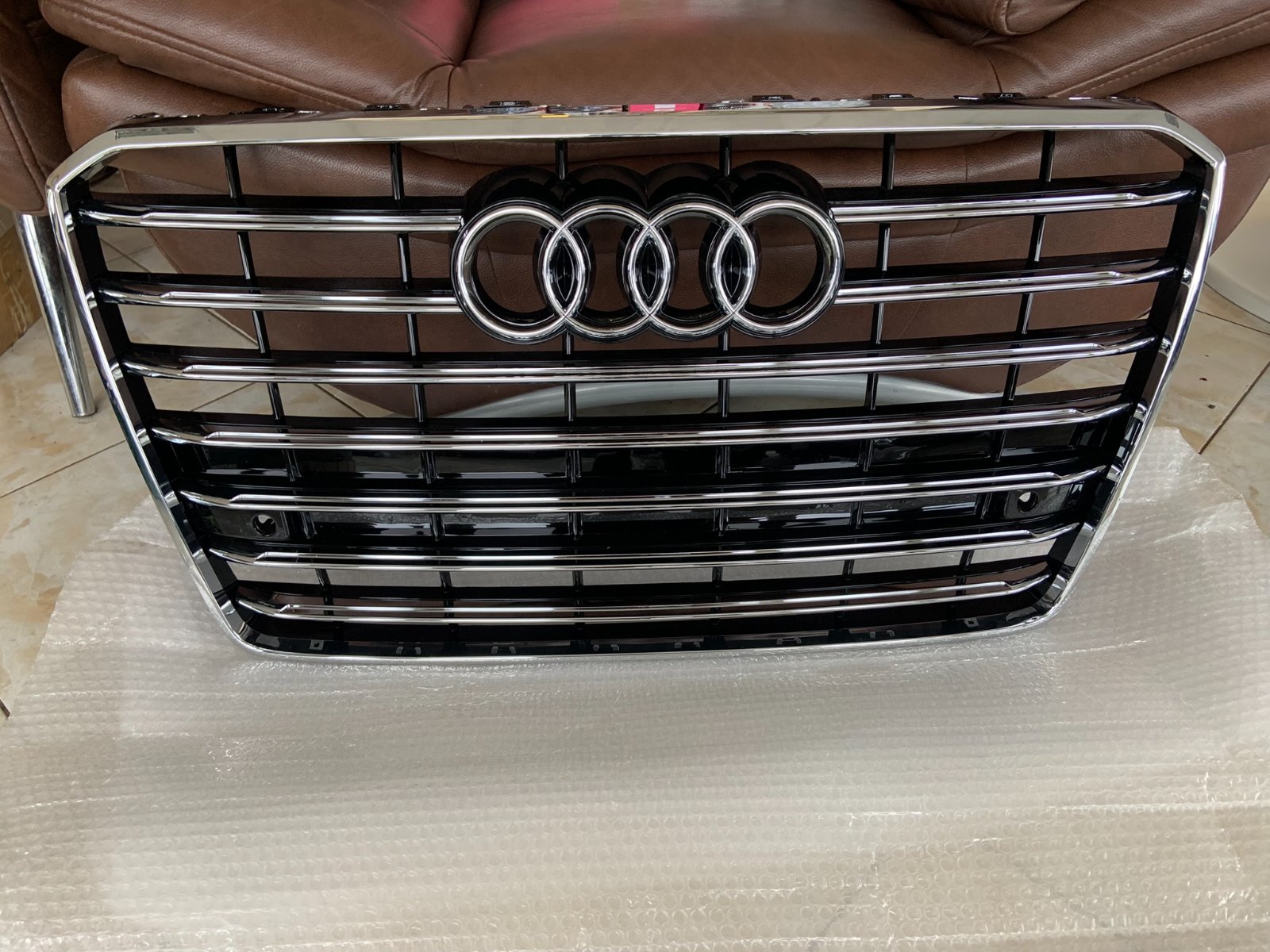 Audi A8 D4.5 Centrinės grotelės