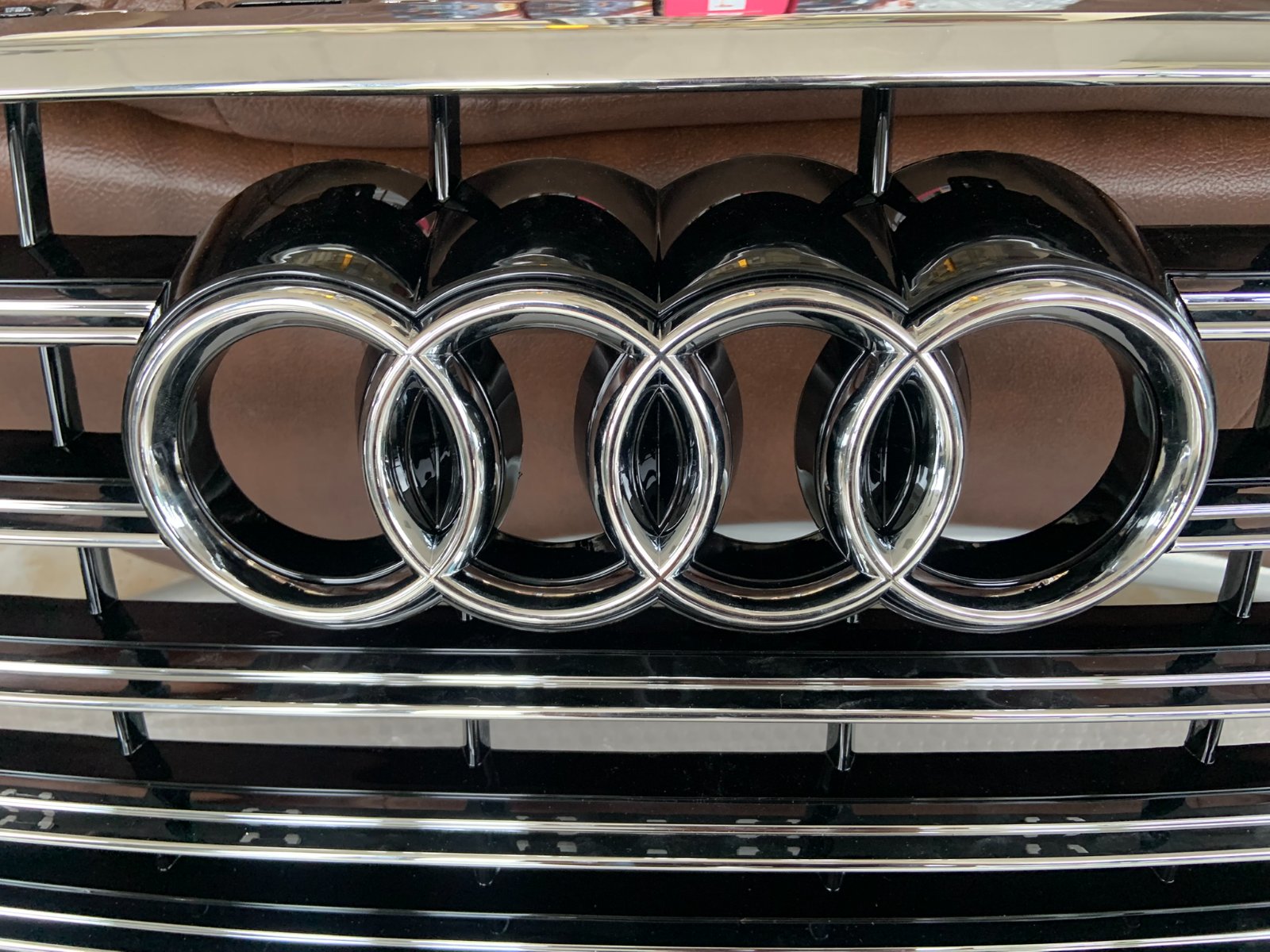 Audi A8 D4.5 Centrinės grotelės
