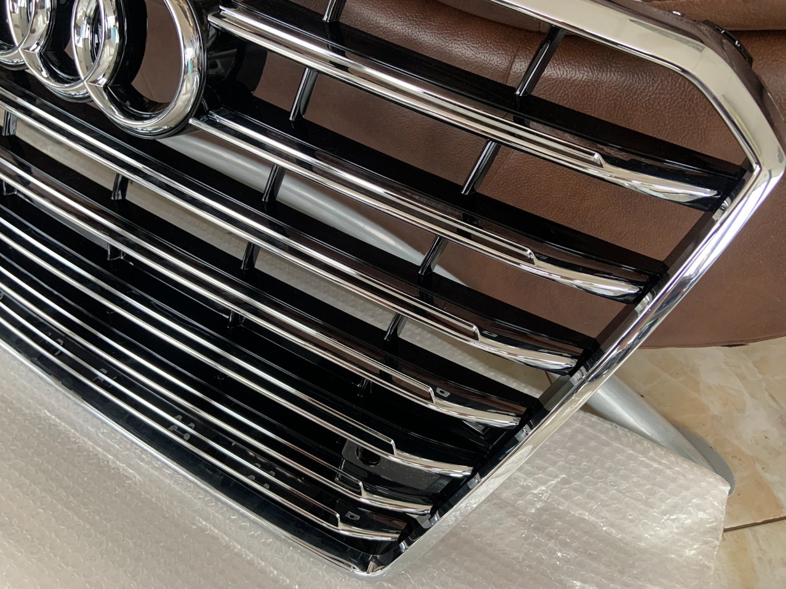Audi A8 D4.5 Centrinės grotelės