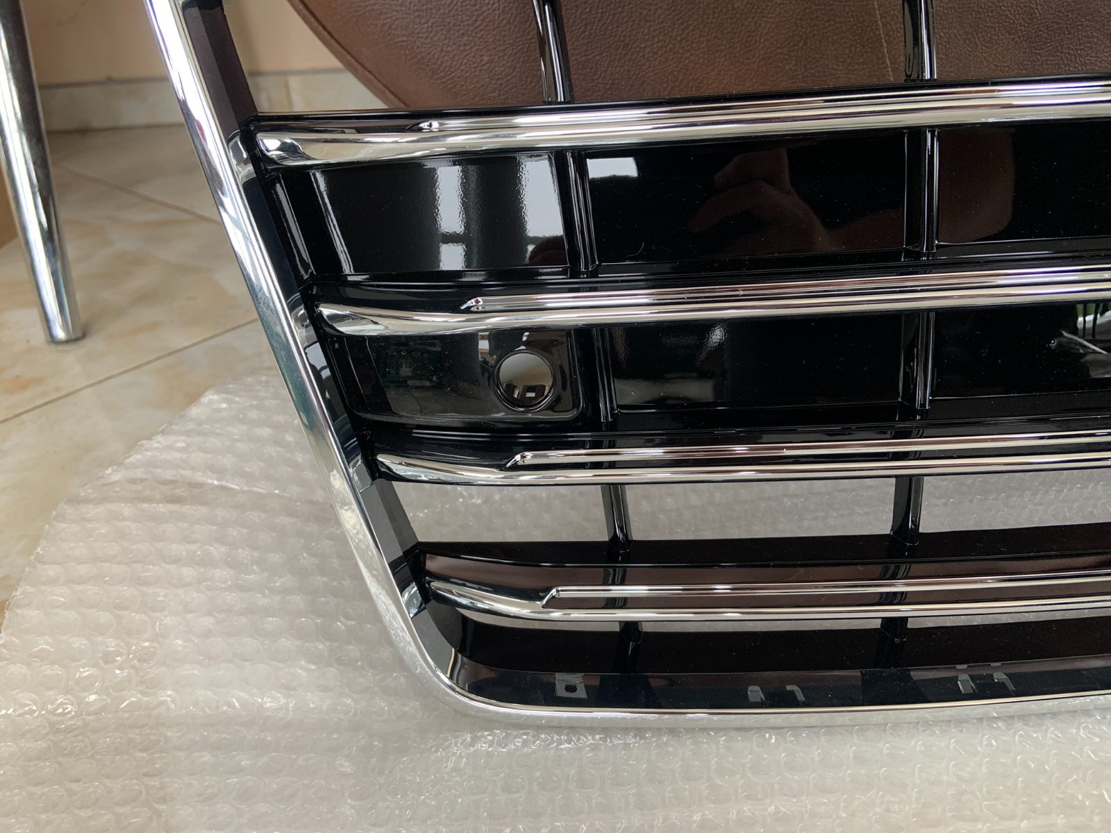 Audi A8 D4.5 Centrinės grotelės