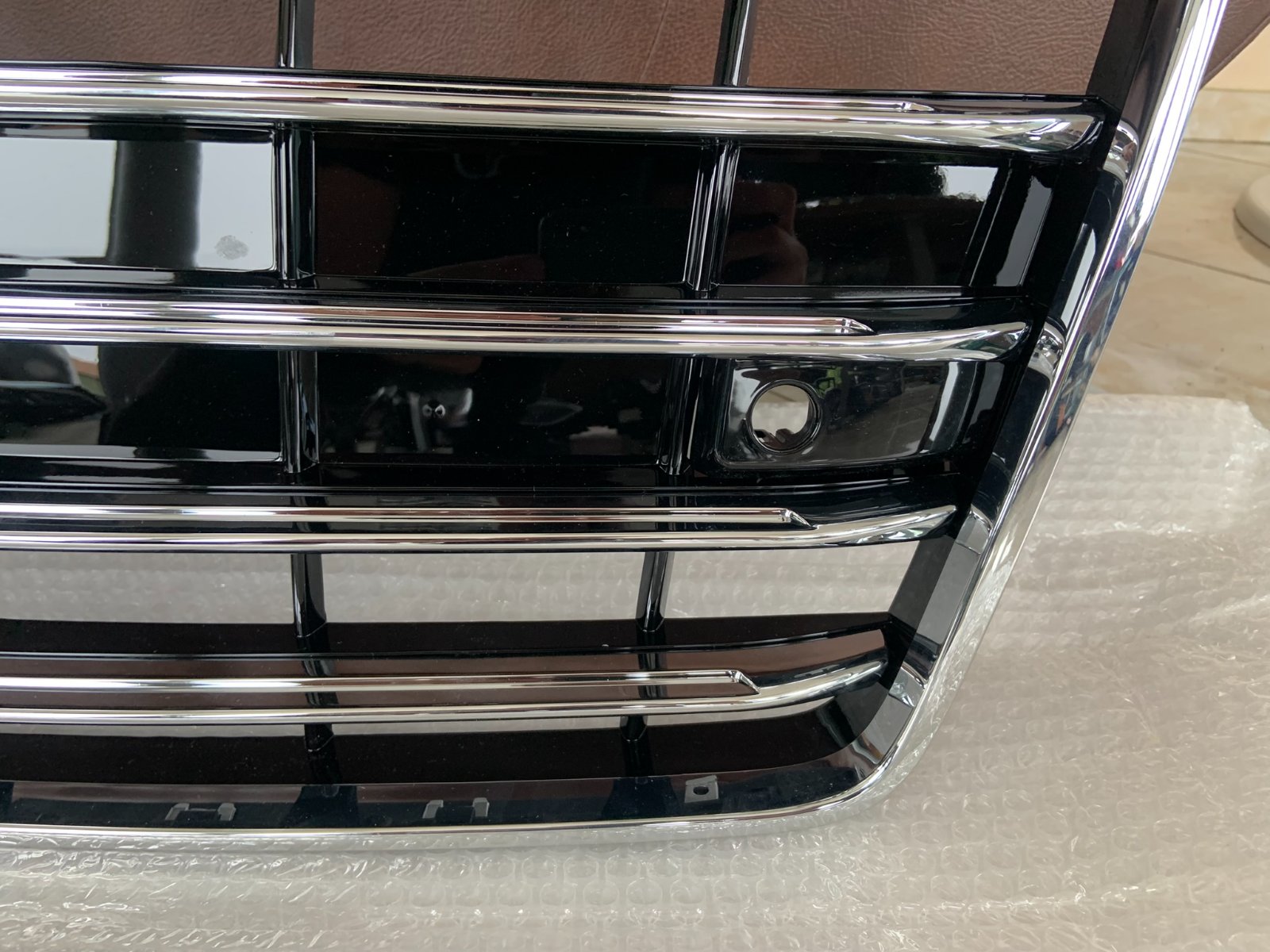Audi A8 D4.5 Centrinės grotelės