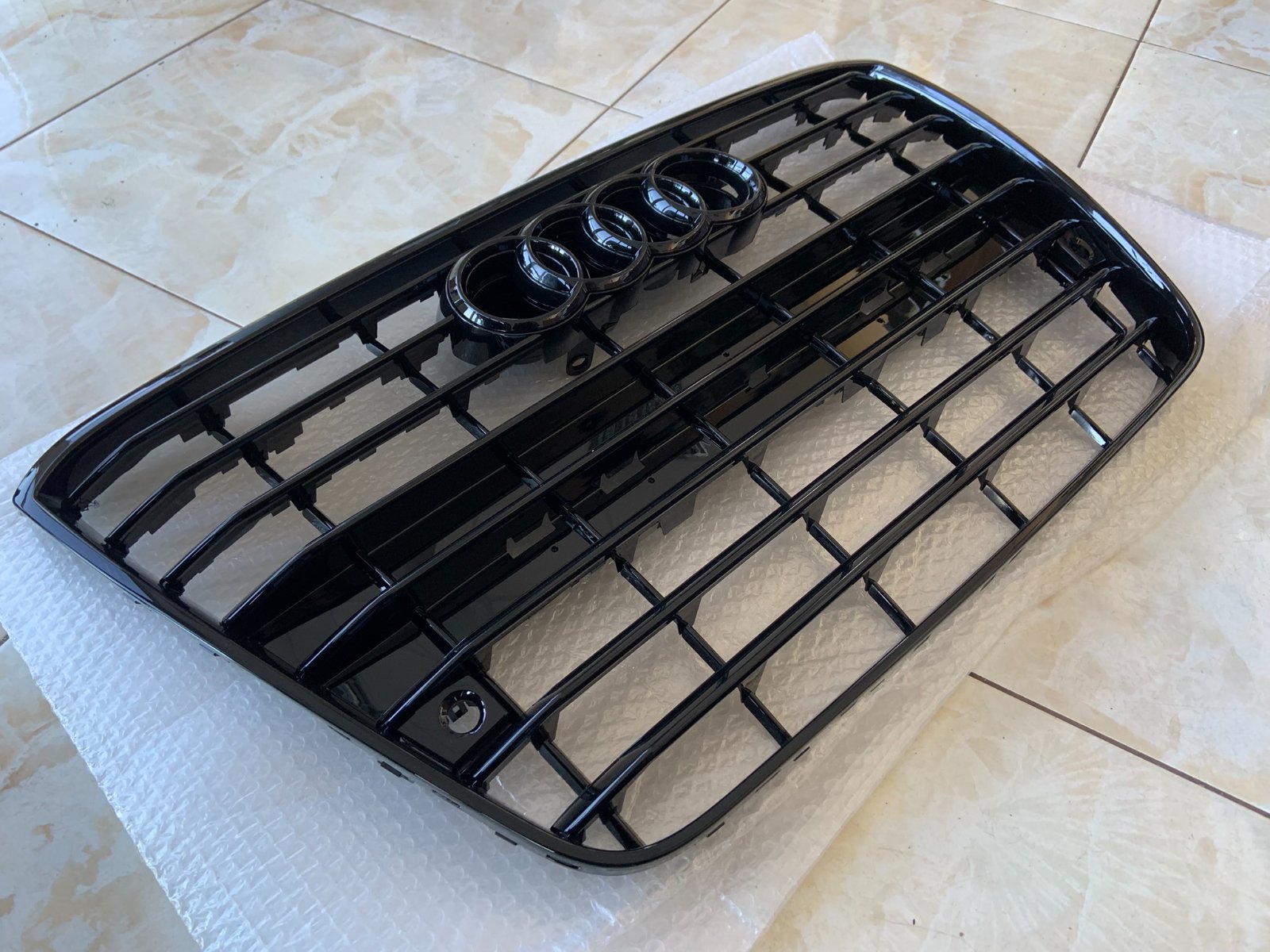 Audi A8 D4 Centrinės grotelės