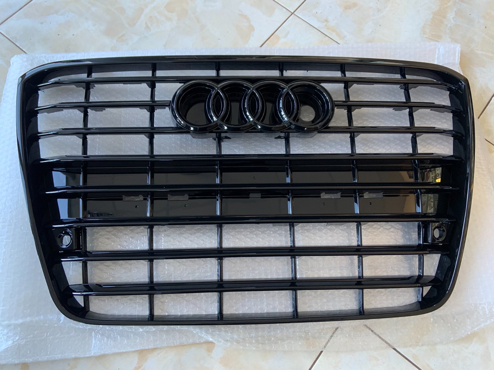 Audi A8 D4 Centrinės grotelės
